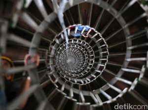 Bergelantungan Demi Membersihkan Menara Istiqlal