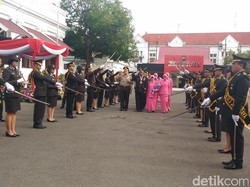 Pensiunan Polisi di Surabaya Dilepas dengan Upacara Pedang Pora