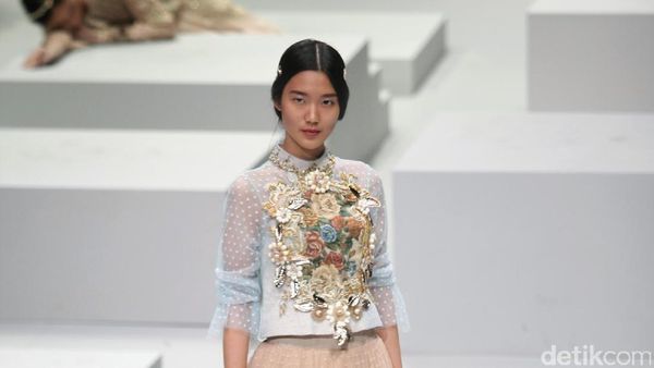 Foto: Koleksi Malik Moestaram di Indonesia Fashion Week 2017