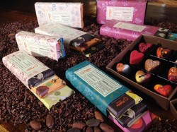 Chocolate Bar Aneka Rasa dan Praline Bentuk Hati untuk Hadiah Valentine