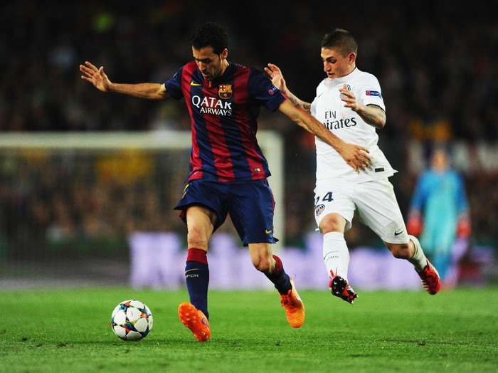 BARCELONA, SPAIN - APRIL 21:  Sergio Busquets of Barcelona holds off Marco Verratti of PSG during the UEFA Champions League Quarter Final second leg match between FC Barcelona and Paris Saint-Germain at Camp Nou on April 21, 2015 in Barcelona, Spain.  (Photo by David Ramos/Getty Images)