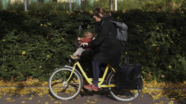 MUSIM GUGUR DI AMSTERDAM Seorang ibu bersama anaknya bersepeda di Amsterdam, Belanda, Kamis (27/10). ANTARA FOTO/Zabur Karuru/17.