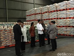 Jokowi Serahkan Bantuan Beras 5 Ribu Ton untuk Sri Lanka