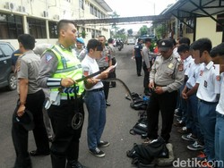 Sweeping Angkot, Belasan Pelajar SMK Bersajam Diamankan Polisi