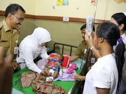 Mensos Khofifah Tengok Bayi Korban Selamat Longsor di Bangli, Bali