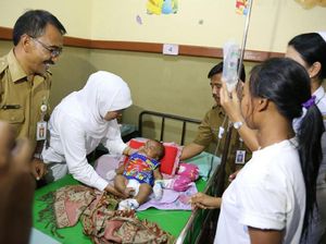 Mensos Khofifah Tengok Bayi Korban Selamat Longsor di Bangli, Bali Mensos Khofifah Tengok Bayi Korban Selamat Longsor di Bangli, Bali