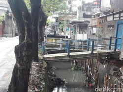 Rumah di Bantaran Kali Grogol Rusak Saat Pengerukan