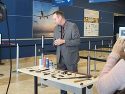 Astaga! Nenek Ini Kedapatan Bawa Pedang di Bandara AS