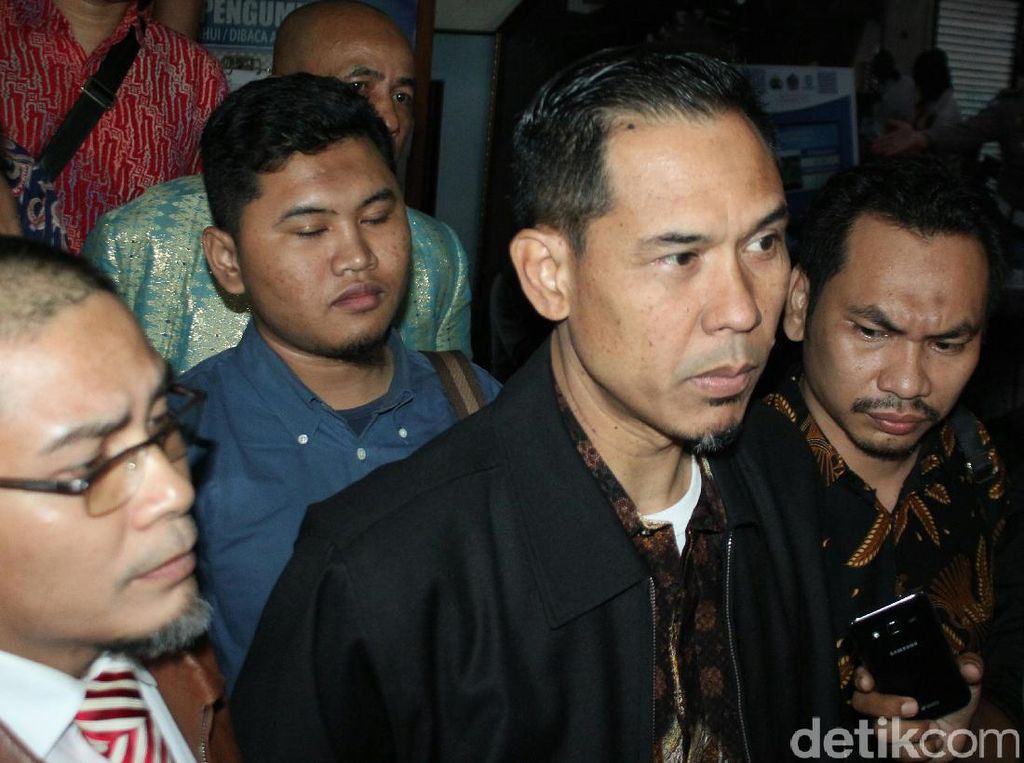 Soal CCTV di Kasus Ninoy, Polisi Konfrontasi Munarman dan Tersangka S Soal CCTV di Kasus Ninoy, Polisi Konfrontasi Munarman dan Tersangka S