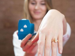 Ini Alasan Wanita Dipakaikan Cincin Berlian Saat Bertunangan