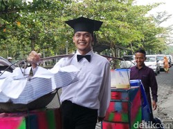 Kisah Asnawi, Mahasiswa UMY Jadi Sarjana dari Jualan Gorengan