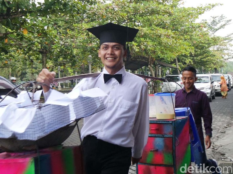 Kisah Asnawi, Mahasiswa UMY Jadi Sarjana dari Jualan Gorengan