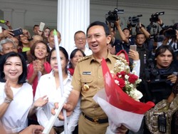 Sapu dan Pengki dari Warga untuk Ahok di Balai Kota