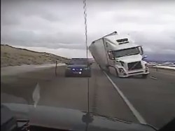 Detik Mencengangkan Truk Tersapu Angin Menimpa Mobil Polisi