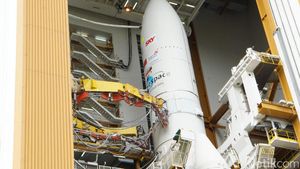 Detik-detik Satelit Telkom 3S Masuk ke Tempat Peluncuran