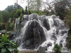 Curug Tilu yang Tersembunyi di Perkebunan Teh Bandung