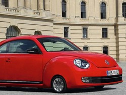 Kocak, Begini Jadinya Kalau Mobil Pakai Ban Kecil