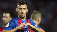 Munir El Haddadi, yang kini sedang dipinjamkan ke Valencia, juga tak asing dengan perayaan gol simbol hati. Ia pernah melakukannya ketika mencetak gol buat Barcelona. (Foto: Aitor Alcalde/Getty Images)