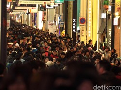 Kala Dingin Tak Menyurutkan Ribuan Orang Menjelajah Dotonburi, Osaka