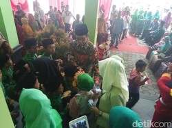 Senyum Warga Saat Mendapat Rp 50 Ribu dari Wali Kota Batu