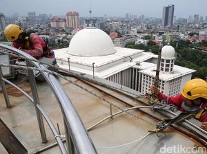 Kala Pecinta Alam Bersihkan Masjid Istiqlal