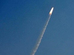 India Luncurkan Roket Luar Angkasa Pertama Buatan Dalam Negeri