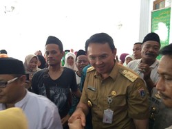 Datang ke Makam Mbah Priok, Ahok Ziarah dan Minum Sarsaparila