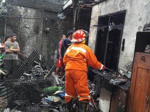 Sebuah Rumah dan 3 Motor di Pasar Rebo Ludes Terbakar