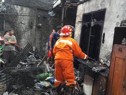 Sebuah Rumah dan 3 Motor di Pasar Rebo Ludes Terbakar