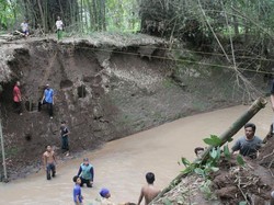 Jembatan Roboh yang Paksa Siswa Melewati Sungai Dibangun
