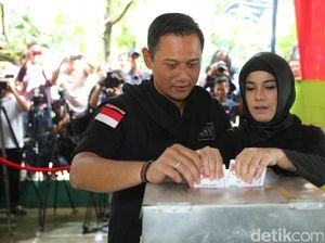 Penampilan Annisa Pohan Berhijab di Hari Pencoblosan Penampilan Annisa Pohan Berhijab di Hari Pencoblosan