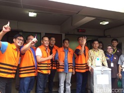 Momen Saat Tahanan Mencoblos di Halaman KPK