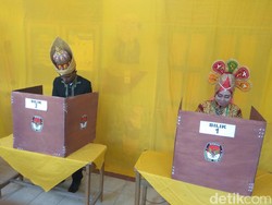 Tarik Pemilih, Petugas TPS di Aceh Besar Ini Pakai Pakaian Adat