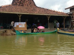 Warga Pati Naik Perahu ke TPS karena Banjir