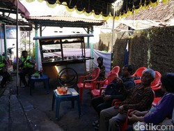 Nyoblos di TPS Kemetiran Kidul Yogya Ini Bisa Makan Soto Gratis