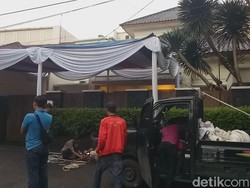 Jelang Pencoblosan, Kediaman Agus Yudhoyono Dipasangi Tenda Biru