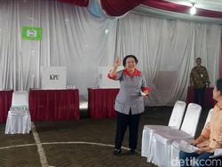 Senyum Semringah Megawati Usai Mencoblos