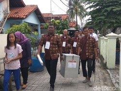 Jemput Bola, Petugas TPS Datangi Pemilih Sakit di Pulau Pramuka