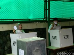 Penghitungan Suara Sementara di TPS Sandiaga, Ahok Unggul