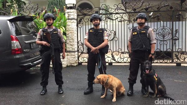 Polisi Siaga di TPS Cagub Agus