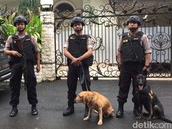 Pencoblosan Dimulai, Polisi Siaga di TPS Cagub Agus