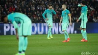 Para pemain Barcelona tampak tertunduk lesu setelah dilumat PSG. Reuters/Christian Hartmann.