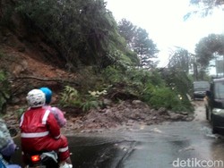 Tebing di Puncak Longsor Tutupi Jalan, Polisi Berlakukan Buka-Tutup