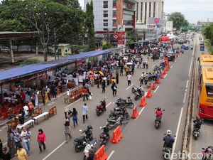 Warga Matraman Mencoblos di Jalan Raya Warga Matraman Mencoblos di Jalan Raya