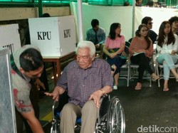 Guruh Sukarnoputra hingga Mantan Kapolri Nyoblos di TPS 01 Selong