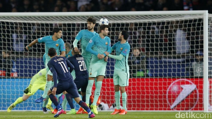 Football Soccer - Paris St Germain v Barcelona - UEFA Champions League Round of 16 First Leg - Parc Des Princes, Paris, France - 14/2/17 Paris Saint-Germains players celebrate after the game  Reuters / Christian Hartmann Livepic