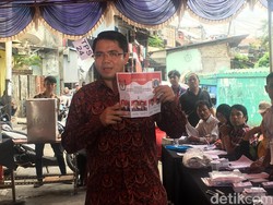 Nyoblos di TPS Kebon Melati, Arteria Dahlan Pose 2 Jari