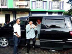 Datang ke TPS Paling Awal, Cawali Batu ini Punya Misi Khusus