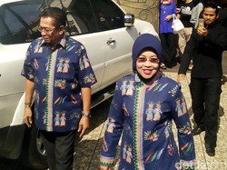 Foto: Gaya Busana Sylviana Murni Saat Pakai Batik Betawi ke TPS