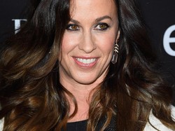Usia 44, Alanis Morissette Umumkan Hamil Anak Ketiga